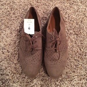 NWT brown/beige lace up stylish shoes
