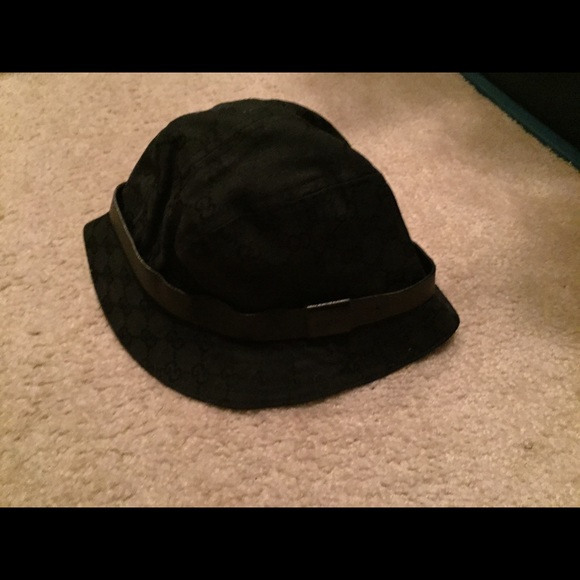 Black signature Gucci logo hat