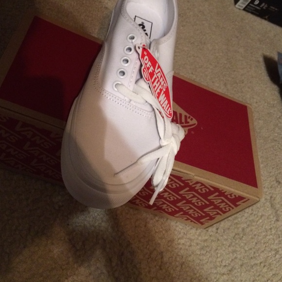 White vans - Picture 1 of 3