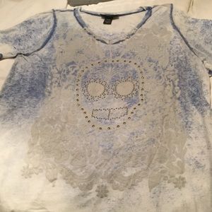 White and blue skull tee shirt.