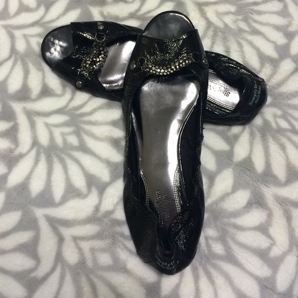 Size 9 Vera Wang flats