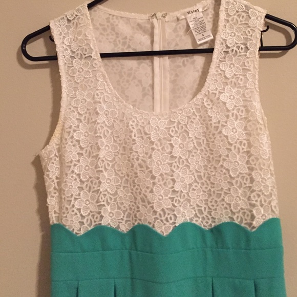 Blue-green and white detailed dress - Picture 2 of 4