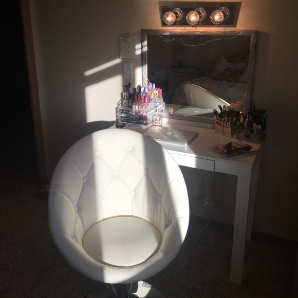 Meet your Posher, Ash - Picture 2 of 4