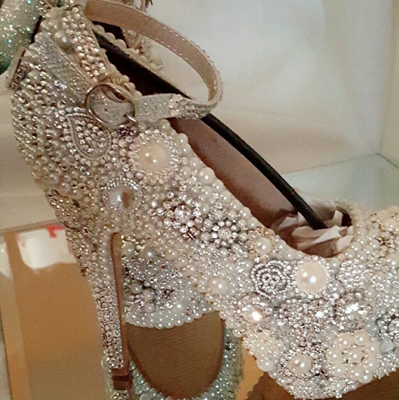 Customized Classic Diamond and Pearl Brooch shoes - Picture 2 of 4