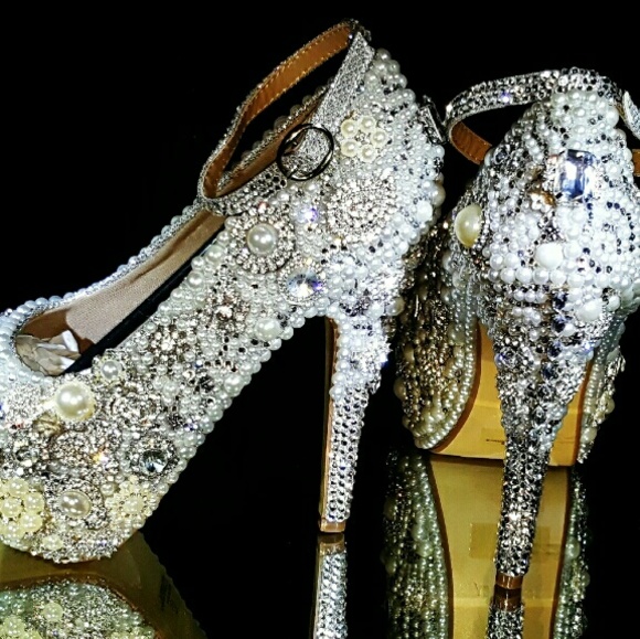 Customized Classic Diamond and Pearl Brooch shoes - Picture 3 of 4