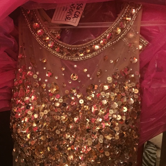 Breathtaking gold sequin dress, from Sherri Hill - Picture 2 of 4