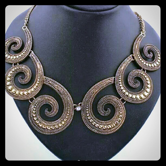 Jewelry - 🎉🎉HP🎉🎉 💕💖Scroll vintage style bib necklace