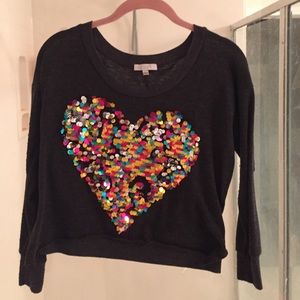Dark grey sweatshirt with a shape heart design