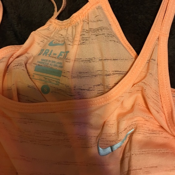 Extremely cute workout NIKE top! - Picture 3 of 4