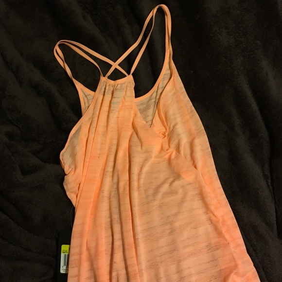 Extremely cute workout NIKE top! - Picture 4 of 4