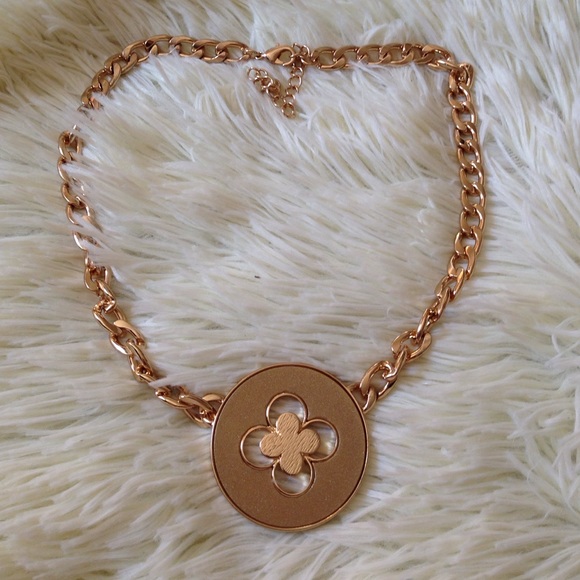 Jewelry - Gold flower necklace