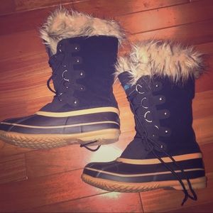 Khombu Black Boots with Fur