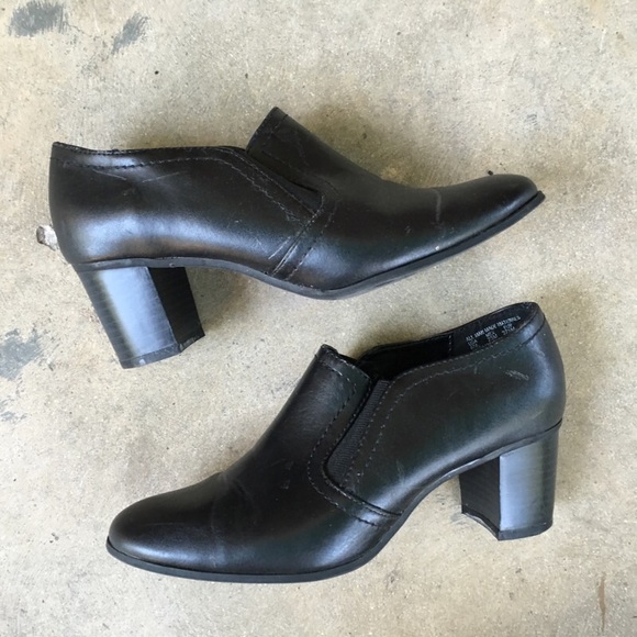 FLASH SALE Black short heeled ankle Chelsea boots