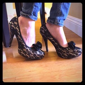 Lace black and nude heels💫