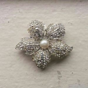 🌸💎 Vintage White Flower Brooch 🌸💎
