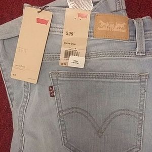 Levi Brand new with tag comfotable curvy crop jean