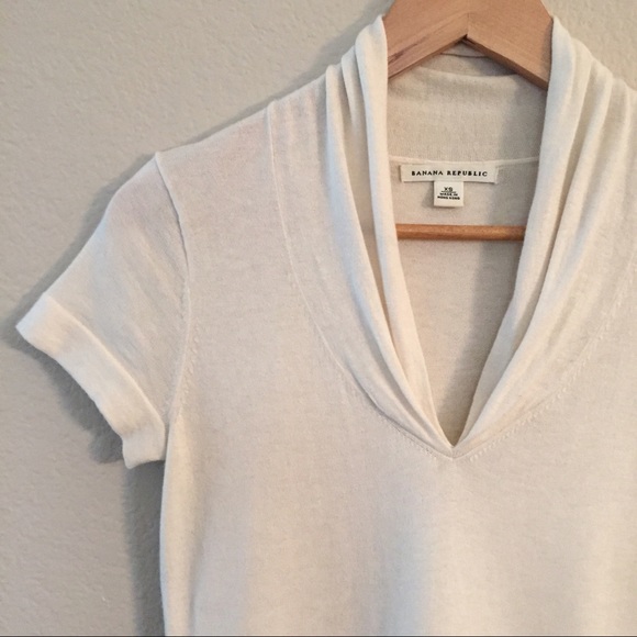 banana republic • v-neck top - Picture 1 of 3