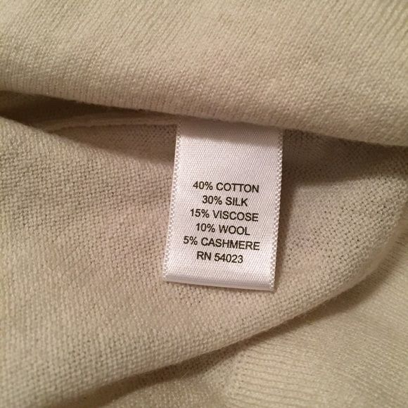 banana republic • v-neck top - Picture 3 of 3