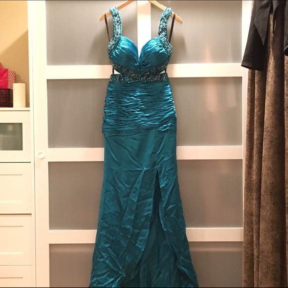 👑HOST PICK👑 Terani Evening Gown - Picture 2 of 4