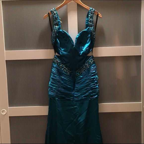 👑HOST PICK👑 Terani Evening Gown - Picture 3 of 4