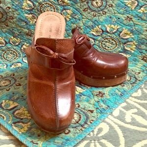 Leather clogs