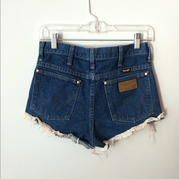 SOLD Wrangler Short cut off shorts - Picture 2 of 4