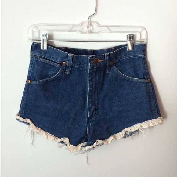 SOLD Wrangler Short cut off shorts - Picture 3 of 4