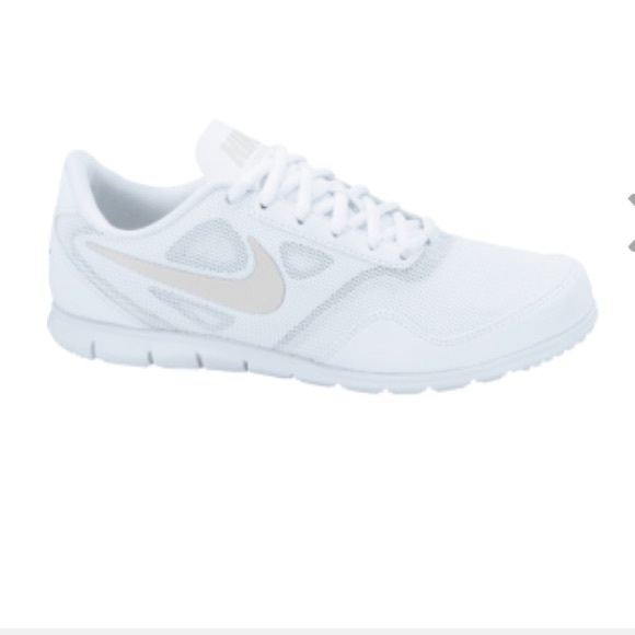 Nike Women's Cheer Compete Shoe