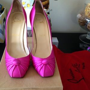 Viva Lolo 100 crepe satin louboutin pumps.