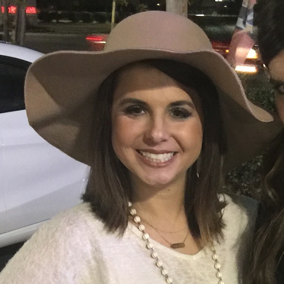 Meet your Posher, Danielle - Picture 1 of 1