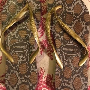 Havianas slim gold flip flops - size 6