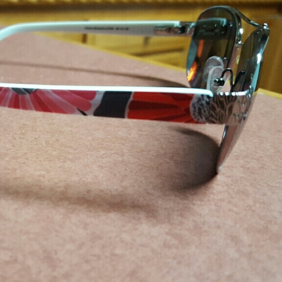 Vera Bradley Sunglasses w/ case - Picture 2 of 4