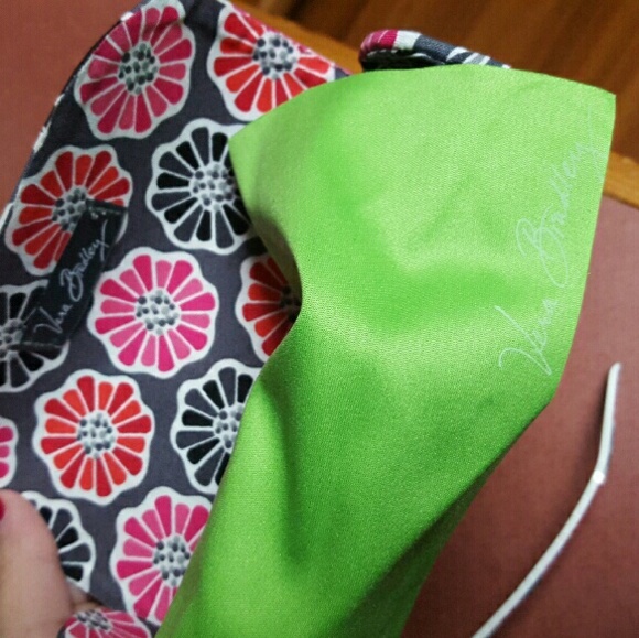 Vera Bradley Sunglasses w/ case - Picture 3 of 4