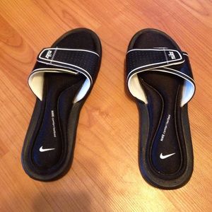 Size 7 Nike Comfort sandals