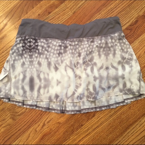 Lululemon Snowy Owl run speed skirt, size 6, EUC