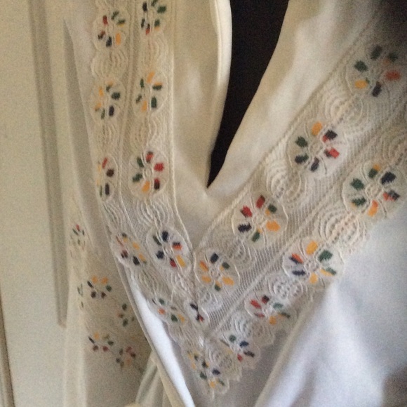 Pretty blouse🎈 - Picture 2 of 2