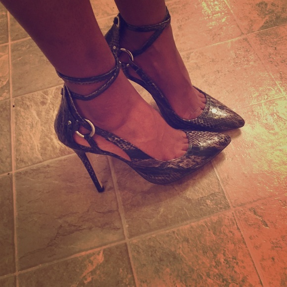 GREY SNAKESKIN STRAPPY PUMP SIZE 6.5