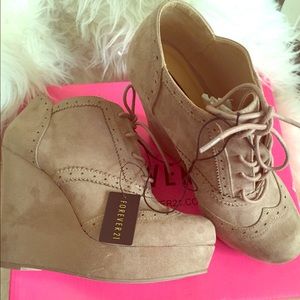 SOLD 🚫: Taupe Wedge Booties