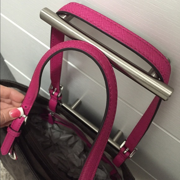 *SOLD* Michael Kors Tote - Picture 4 of 4