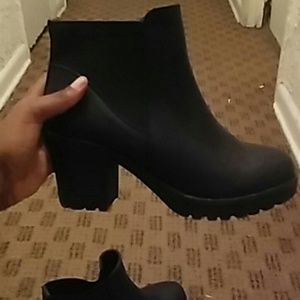 black anckle cut boots