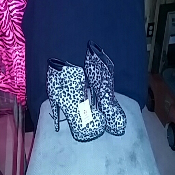 Snow Leopard ankle boots with heel