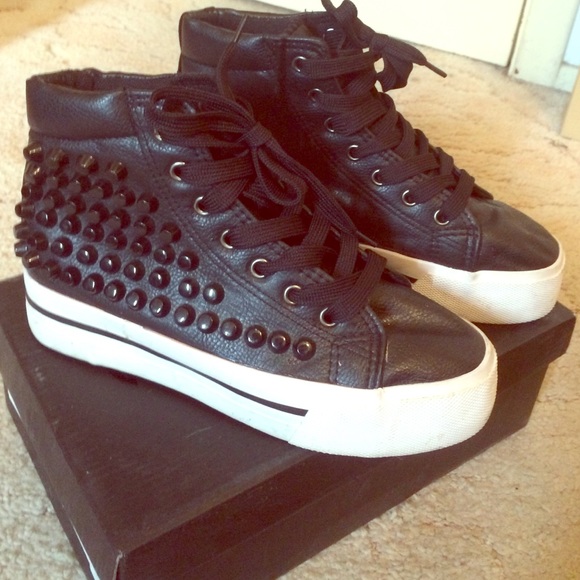Cute, Hi-top studded lace up shoes!