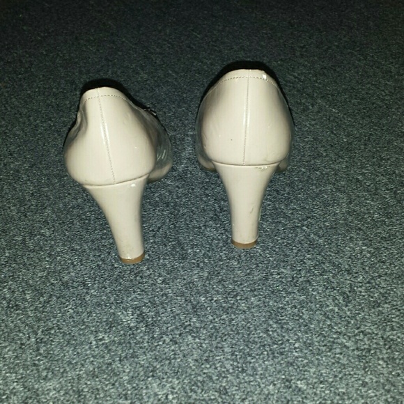 Beige heels - Picture 3 of 4