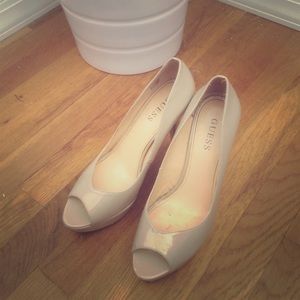Guess nude peep toe patent leather pumps