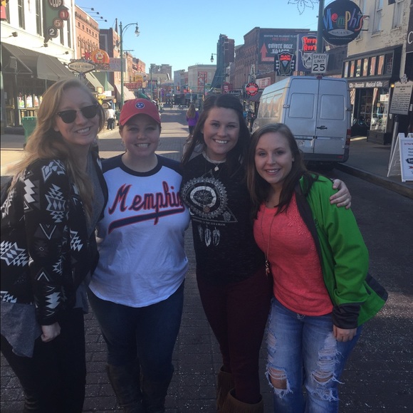 Meet Me ❤️ - Picture 3 of 3