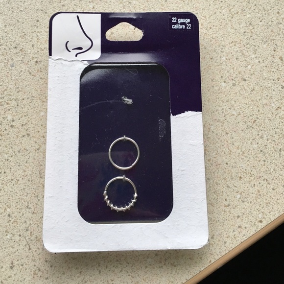 22 gauge, nose rings. Never worn.