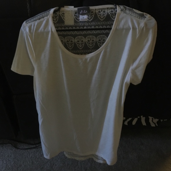 Tshirt with lace back and skulls