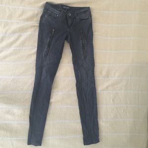 Skinny jeans with zipper and stitching detail
