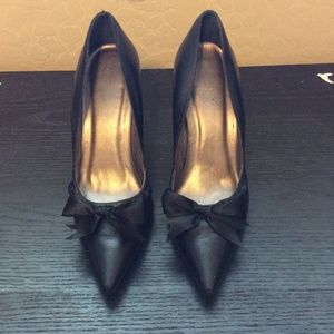 Pointy black ribbon bow heels