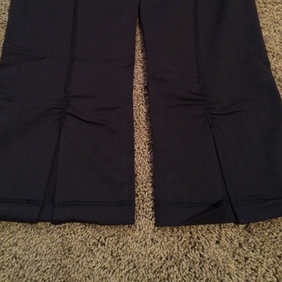 SOLDⓂ️Lululemon gather & grow crop - Picture 4 of 4